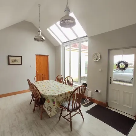 3-bed Seaside Retreat - Parking & Garden Prázdninový dům Whitegate (Cork)