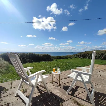 3-bed Seaside Retreat - Parking & Garden * Whitegate (Cork)